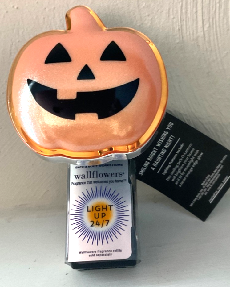 ハロウィン　プロジェクター　バスアンドボディワークス　ウォールフラワー Bath & Body Works Wallflowers Plug In Haunted Chateau Light Up