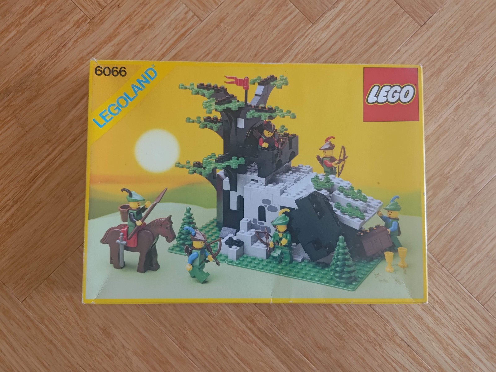 LEGO Castle Camouflaged Outpost 6066 Vintage Forestmen Set, Box & Instructions