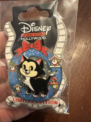 DSSH DSF Disney Figaro Cat Christmas Wreath Pin LE 400 Pin