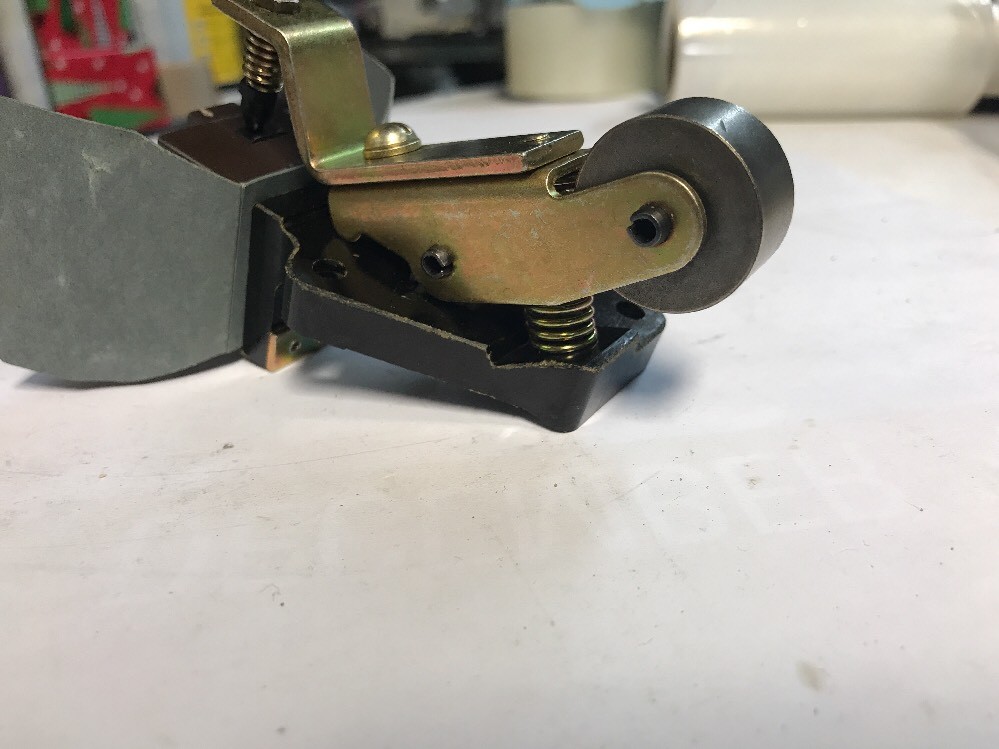 Spring Activated Switch NEW ALLEN BRADLEY ROLLER / SPRING ACTIVATED CONTACT SWITCH & MOUNT | eBay
