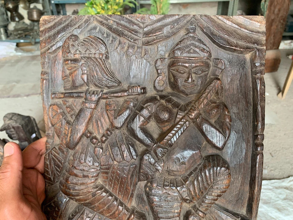 Marco colgante de pared antiguo de madera tallado a mano del siglo XVIII Señor Krishna decoración de panel" Foto 3 de 4