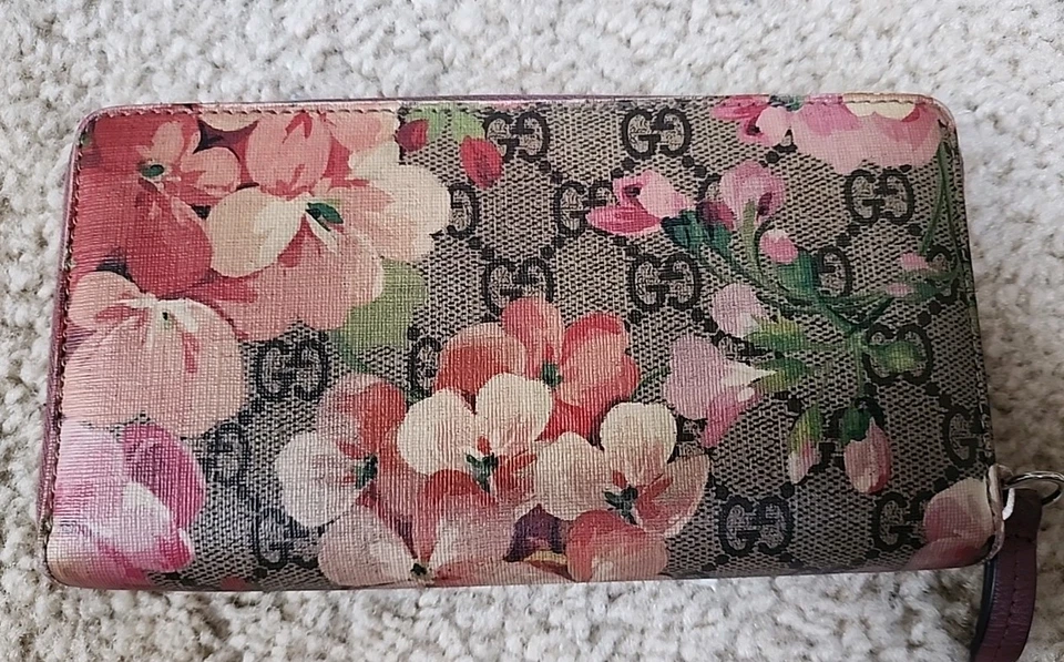 Cartera Gucci GG Supreme Blooms con cremallera. BOLSA ANTIPOLVO CERTIFICADO DE AUTENTICIDAD Y CAJA INCLUIDAS Foto 2 de 4