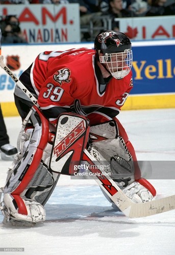 DOMINIK HASEK SIGNED 2001 KOHO BUFFALO SABRES RED THIRD JERSEY BECKETT COA MED - Picture 5 of 6