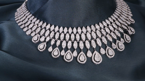 Collar de Dama de honor de oro blanco de 18 k con diamantes pavé H/SI natural de 25,40 quilates - Vídeo 1 de 1