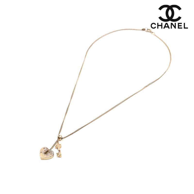 CHANEL ハート型ブローチ 鍵付き CHANEL Necklace Pink