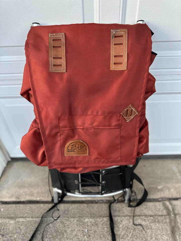 Mochila de senderismo de montaña naranja de colección Famous Trails Foto 3 de 4