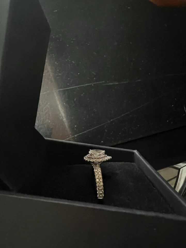 Anillo de compromiso de diamantes en forma de pera certificado TW de 1 quilate en platino (I/SI2) Foto 4 de 4