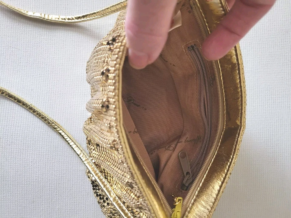 VINTAGE ANOS 70 WHITING e DAVIS - Bolsa de ombro de malha de metal dourado com alça de couro - Imagem 3 de 4