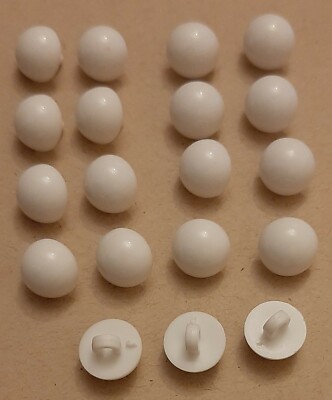 10 x 10 mm große weiße gewölbte runde Kunststoff Schaftknöpfe - KV73c
