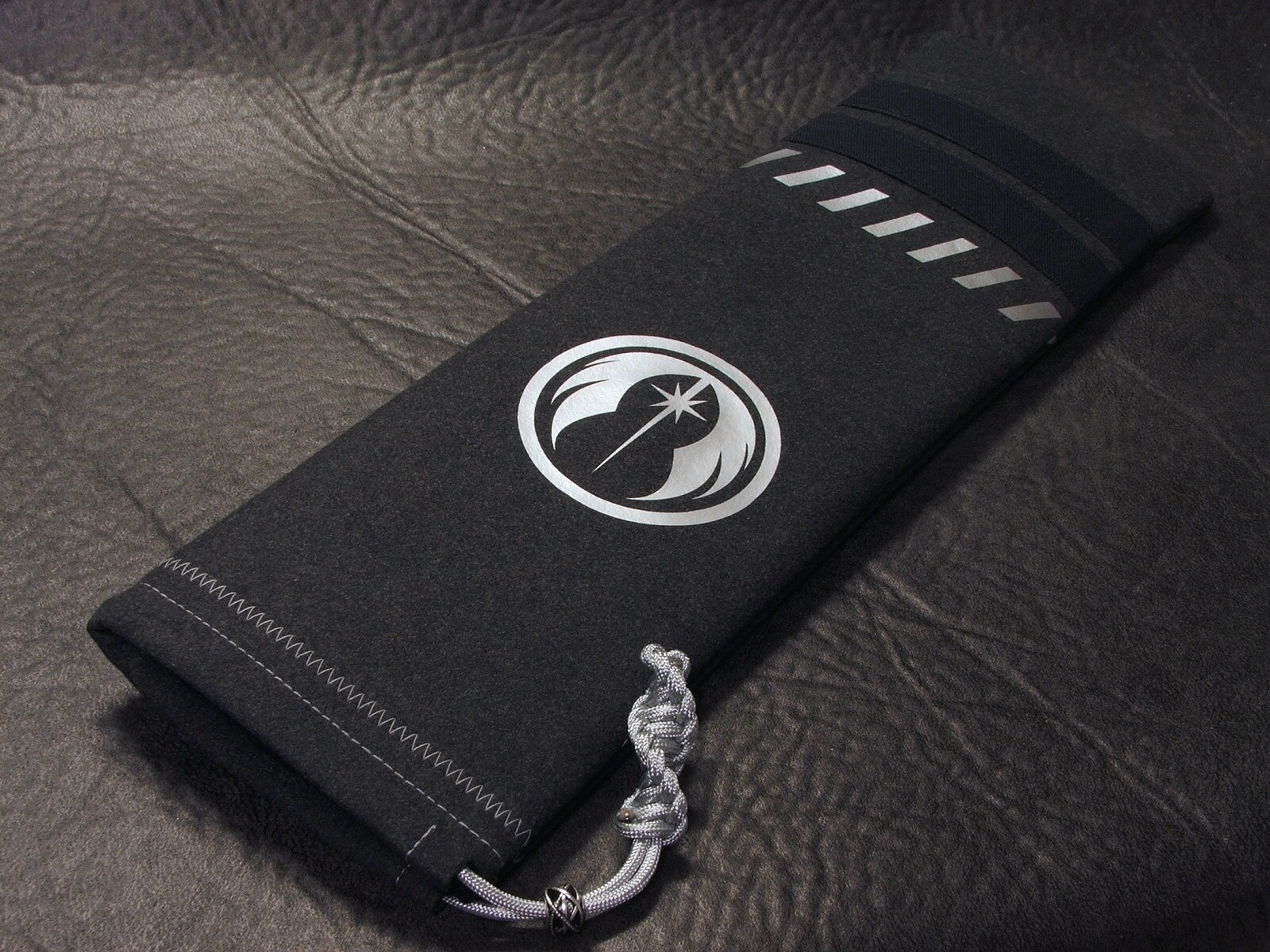 CUSTOM SABER BAGS PROTECT LIGHTSABER FROM DAMAGE, SILVER / BLACK