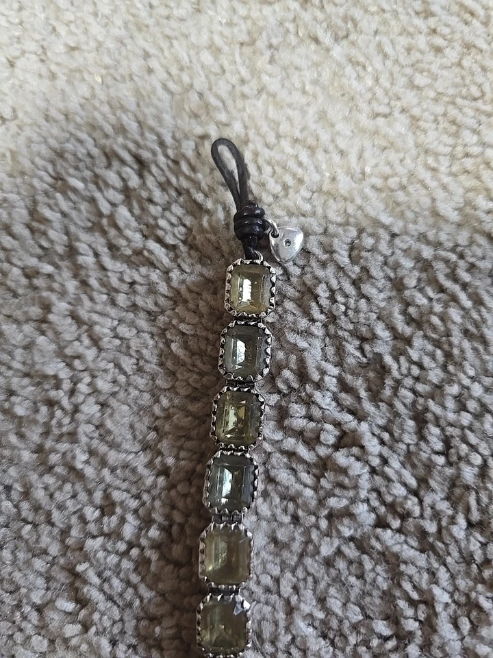 Pulsera con cierre de botón de cuero plateado piedra amarilla fósil. Estilo raro Foto 4 de 4