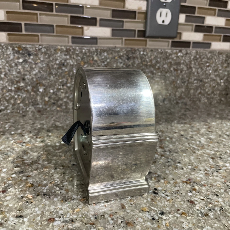 Reloj despertador de cabecera Pottery Barn estilo Art Deco plateado y negro funciona con pilas Foto 2 de 4