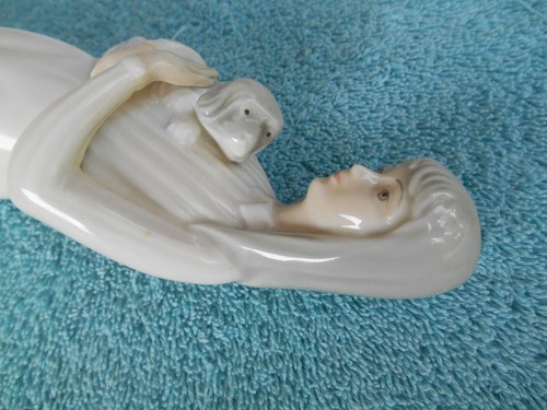 FIGURA DE PORCELANA PORCELANA DE COLECCIÓN MUJER CON CACHORRO PERRO HECHA EN ESPAÑA VALENCIA - Imagen 10 de 10