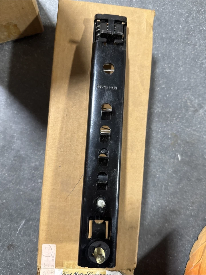 Ajustador de altura del cinturón de seguridad trasero Ford OEM 1L2Z78602B82AA Foto 3 de 4