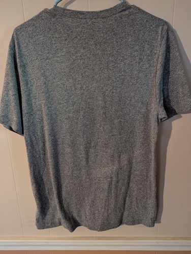 Majestic / Chicago Cubs T-Shirt / Men’s Size Medium Gray Logo Blue Red - Picture 2 of 7