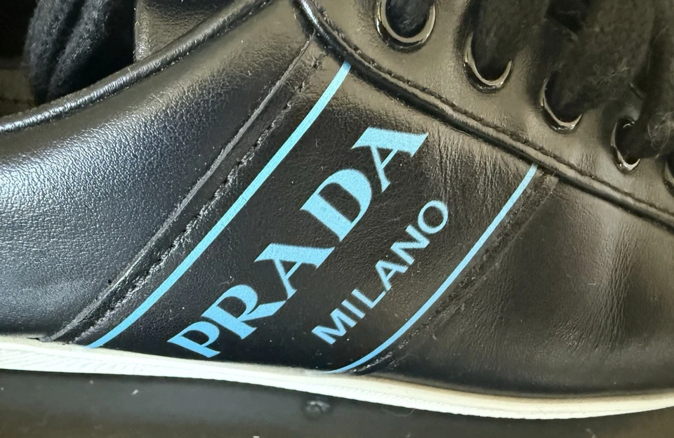 ZAPATILLAS PRADA MILANO MUJER NEGRAS CON LETRAS AZULES CUERO GUC TALLA 37 1/2 Foto 2 de 4