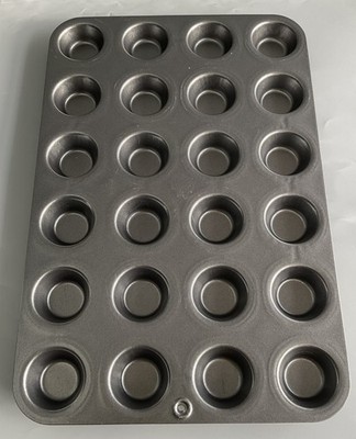 The Pampered Chef Mini Muffinform 24 Tassen Antihaft Aluminium Spülmaschinenfest Sehr guter Zustand