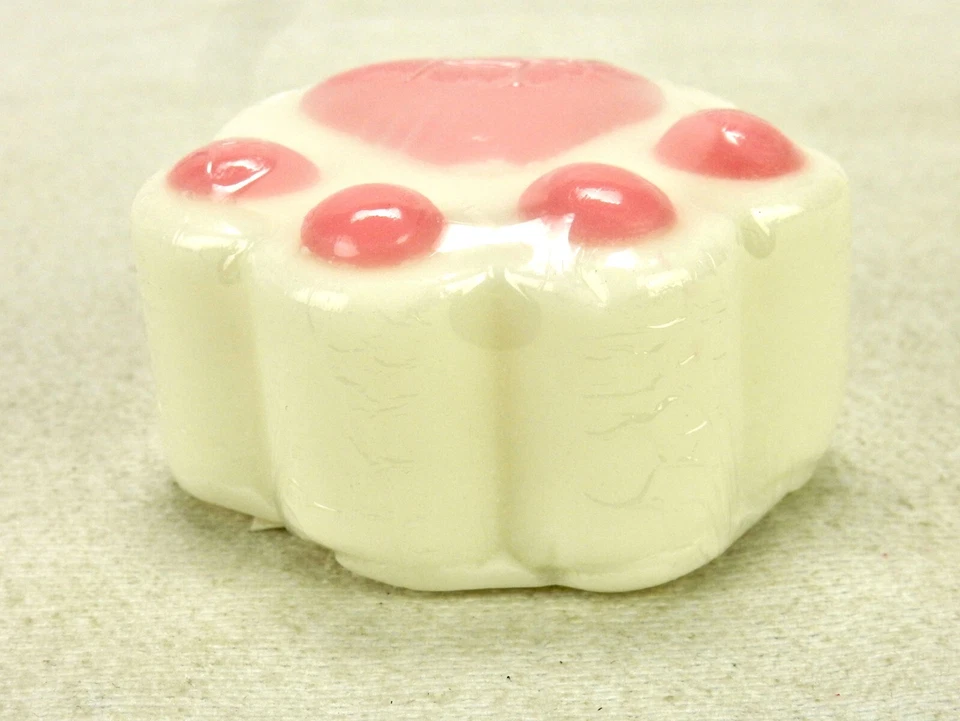 Jabón de baño con estampado de patas para niños, 3 OZ, blanco con almohadillas rosas, Kingsley para niños Foto 2 de 4