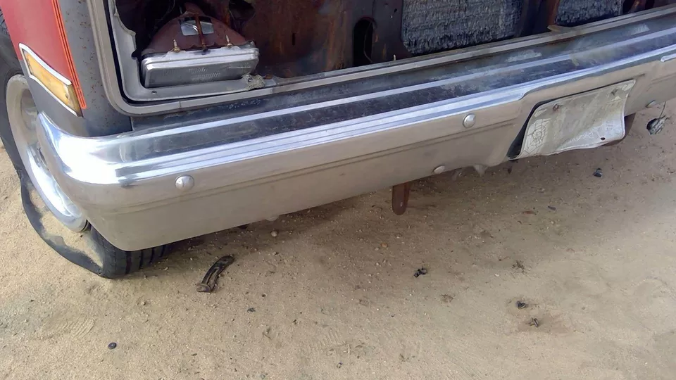 Parachoques delantero GMC Sierra K10 1500 1983-1987 cromado OEM con soportes 14043720 Foto 3 de 4