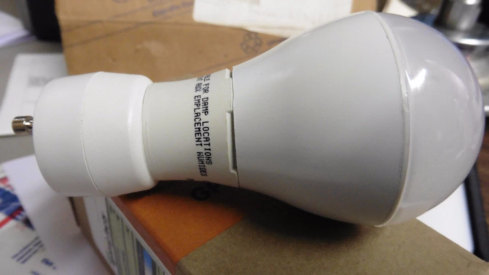NEW Lighting Science GU24 40-Watt 3000K LED Light Bulb A19 DFN 19 / GU24 Base - Image 2 of 4