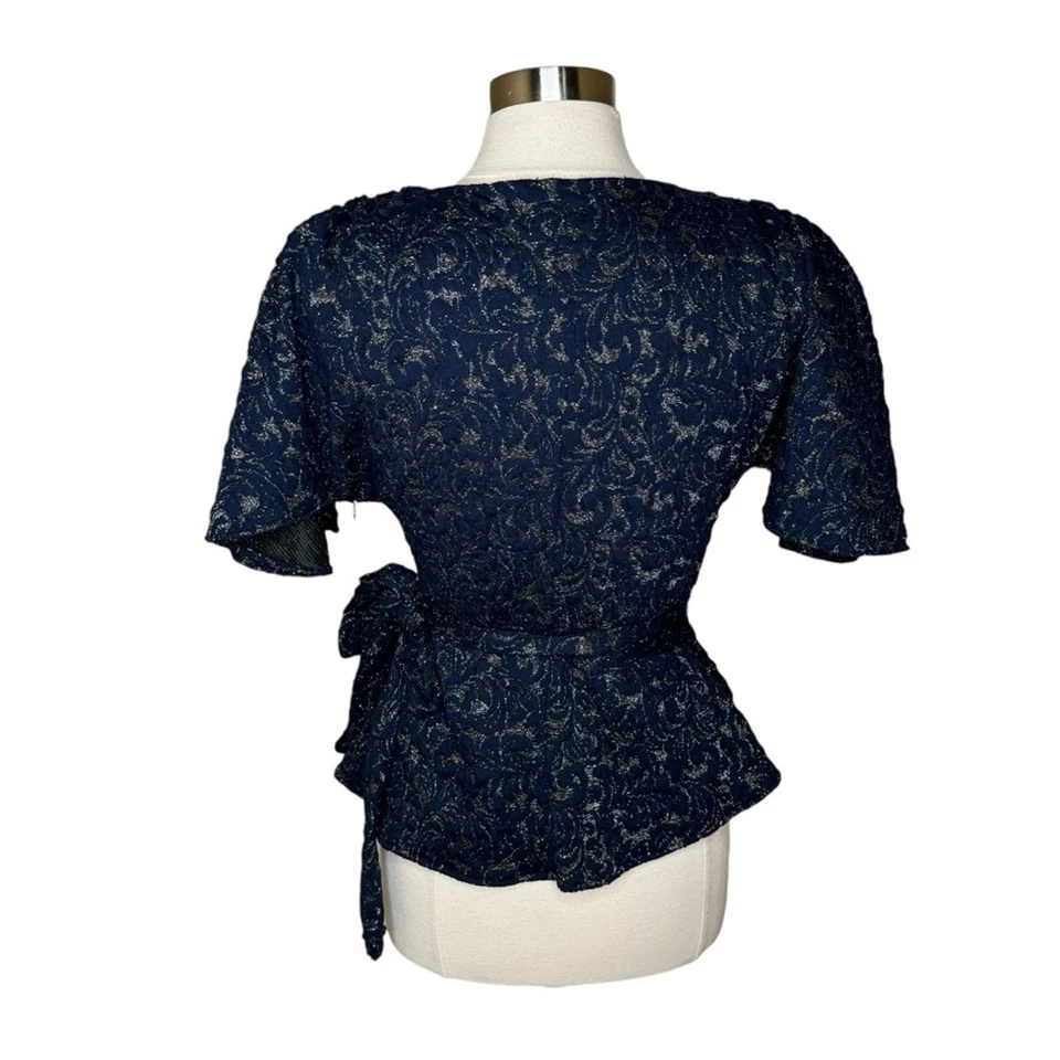 Blusa envolvente Anthropologie Eva Franco azul marino dorada brillante para mujer talla 6” Foto 2 de 4