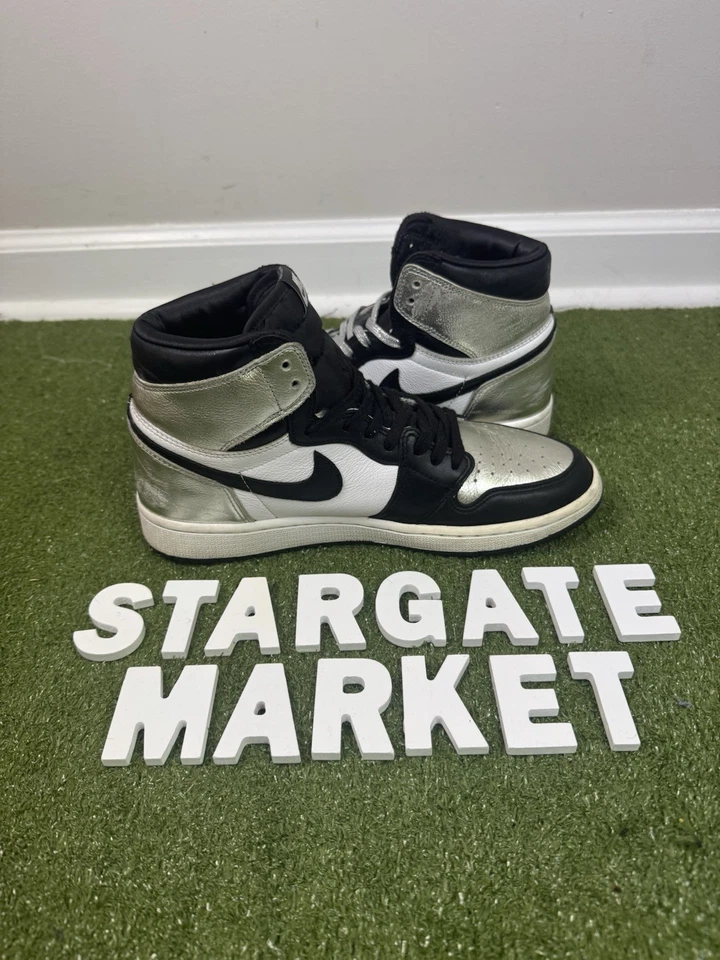 Talla 10 Mujer’s/Talla 8.5 Hombre’s - Jordan 1 Alto OG Metálico Plateado Y Negro Foto 3 de 4