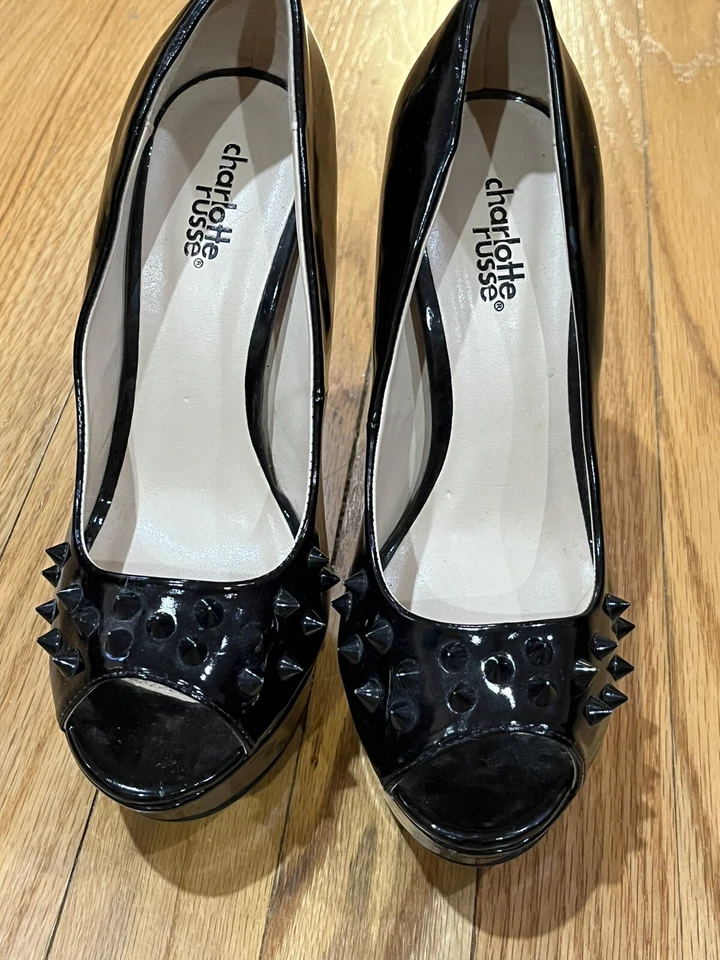 SALTOS STILETTO CHARLOTTE RUSSE CRAVADOS BIQUEIRA ABERTA PRETA 5,5 POL. TAMANHO. 7 VGC - Imagem 2 de 4