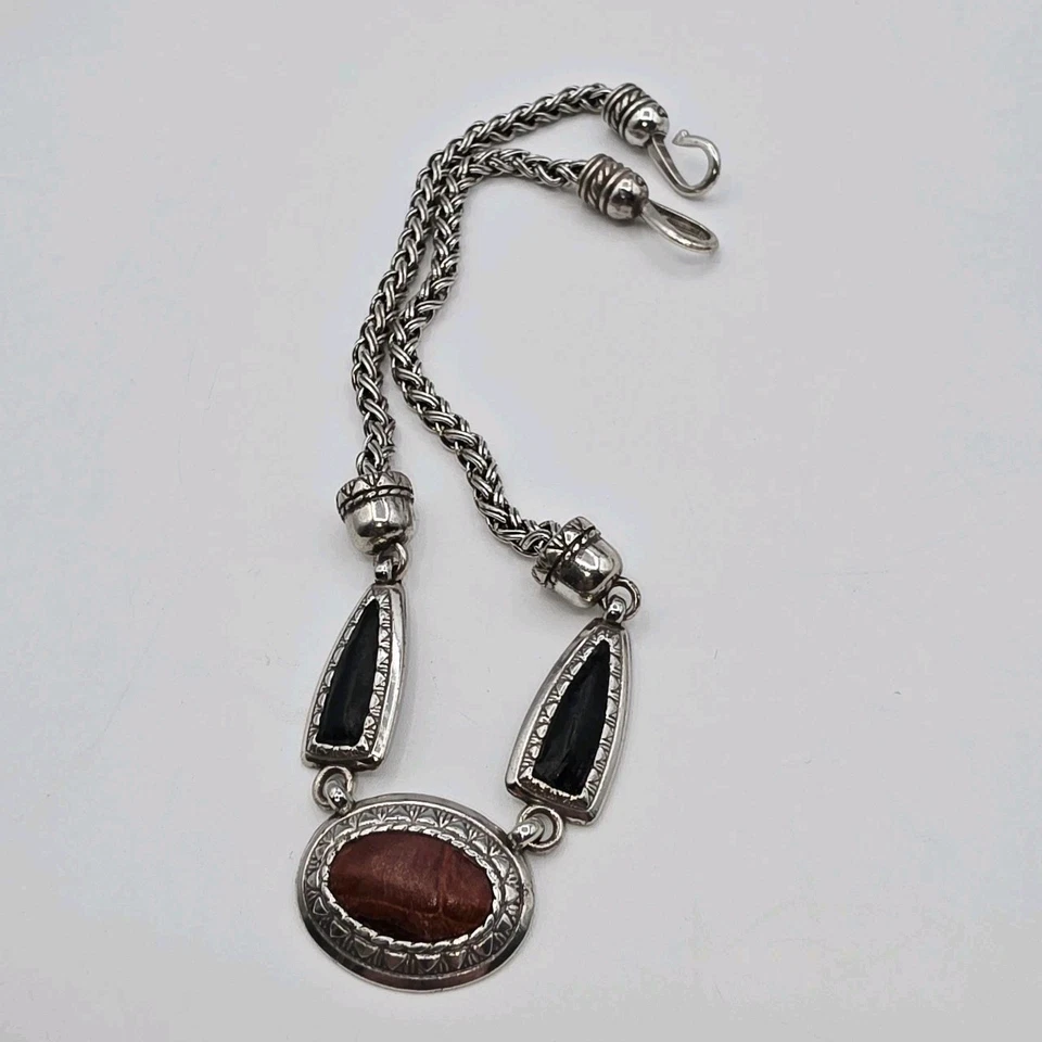 Collar gargantilla Brighton audaz con incrustaciones de cuero rojo y negro tono plata antiguo 16"  Foto 4 de 4