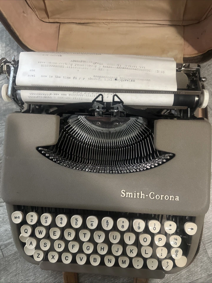 Máquina de escribir silenciosa portátil Smith-Corona de acero coleccionable en estuche de cuero con cremallera Foto 3 de 4
