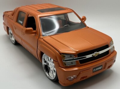 DUB CITY （2001 Chevy Avalanche ）　　1/24 s-l400.jpg