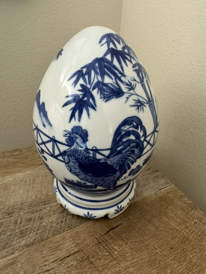 Estatuilla de huevo de porcelana vintage azul blanco gallo pedestal asiático Foto 2 de 4