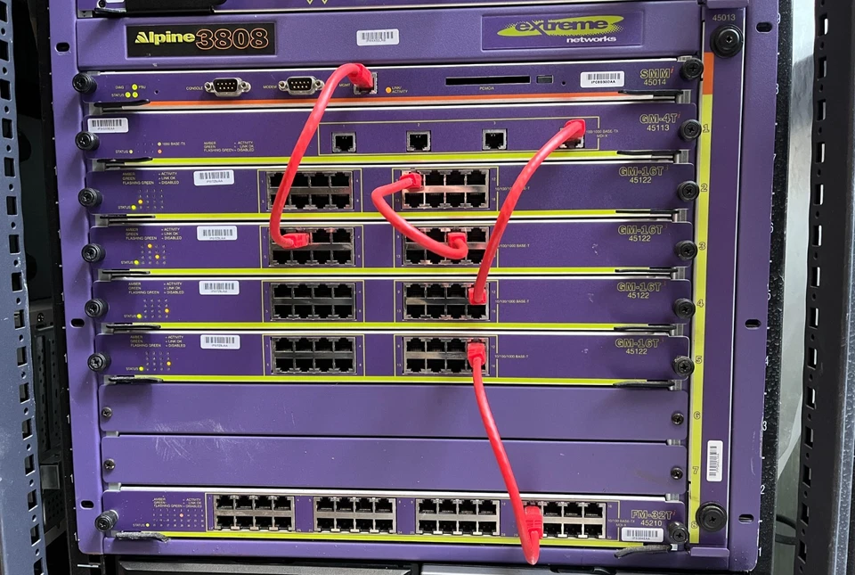 Extreme Networks - 64 ports gigabit 1Gbps + 32 ports 100 Mbps, redundant PSUs - Image 3 of 4