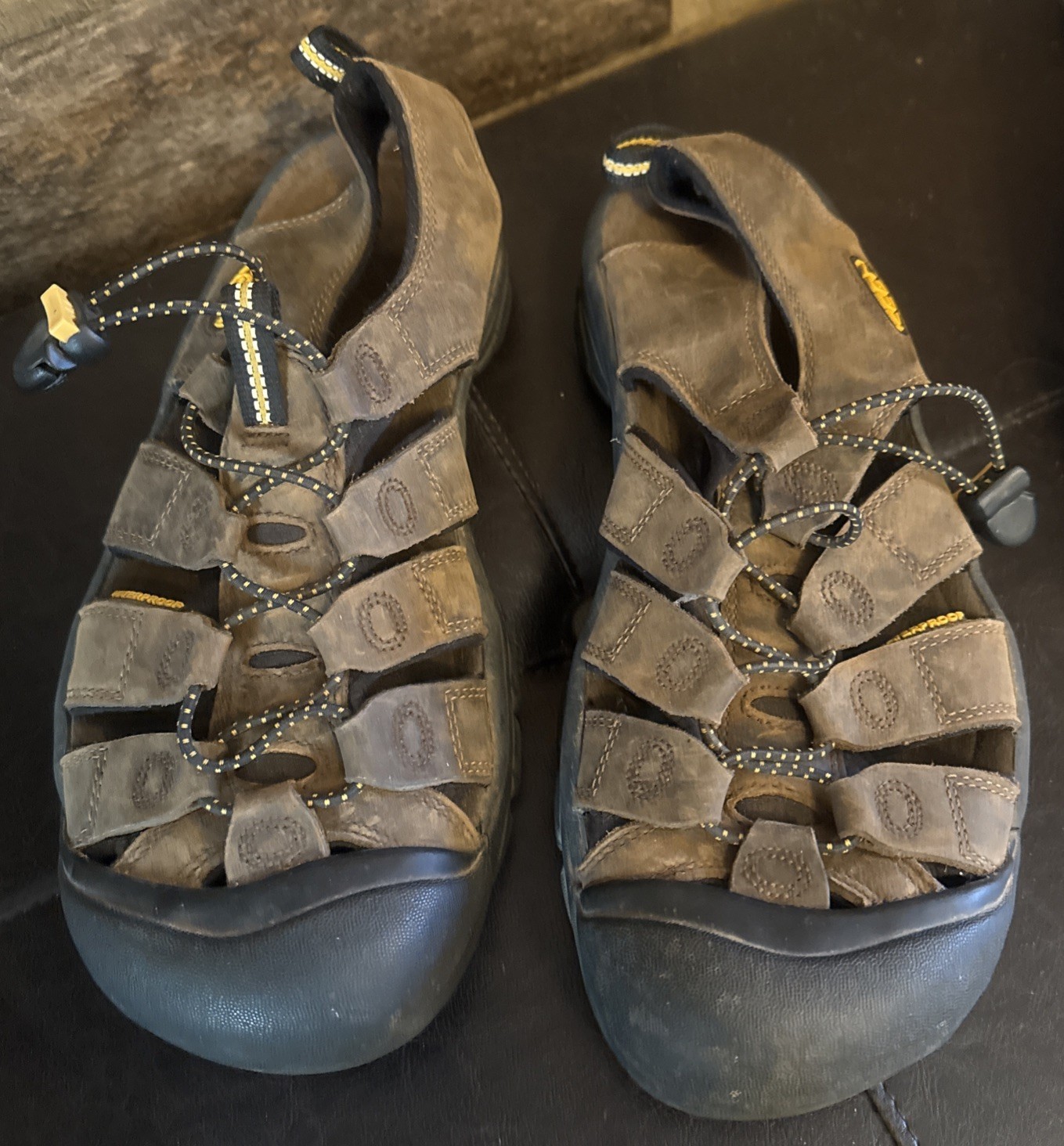 Sandali Keen Newport in pelle da uomo taglia 10 punta chiusa impermeabili scarpe da trekking marroni