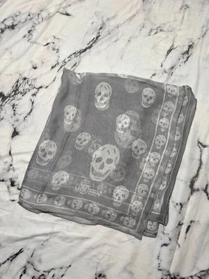Bufanda calaveras Alexander Mcqueen - Imagen 1 de 4