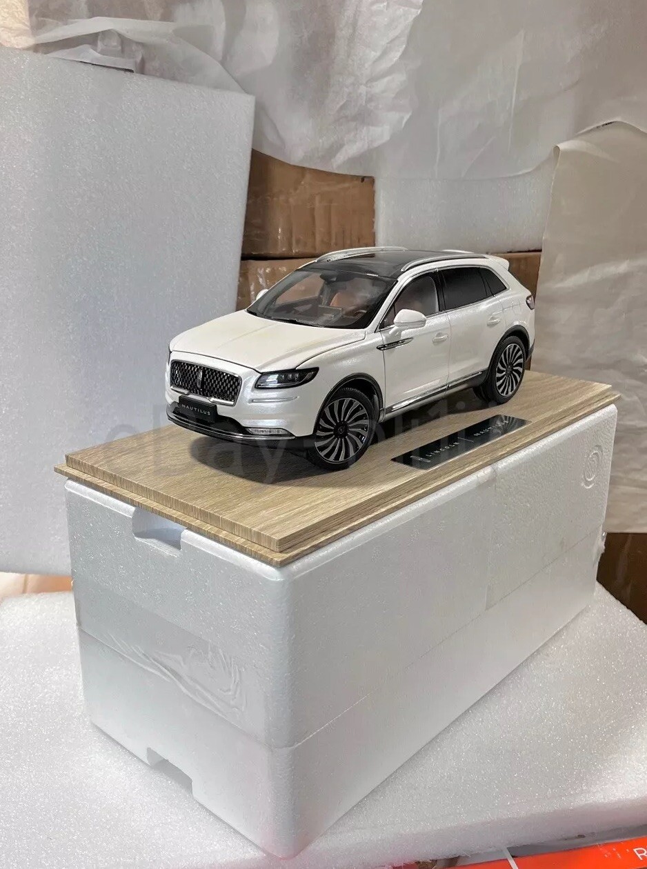 1:18 Scale Lincoln Nautilus White Diecast Model Car With Wood Grain Base