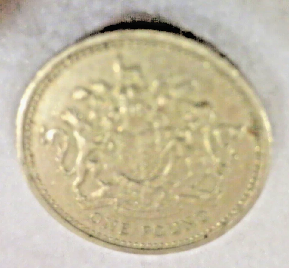 "RARE DISCOUNTINUED"  1983 QUEEN ELIZABETH ll  ONE POUND COIN CIRCULATED - Image 2 of 4