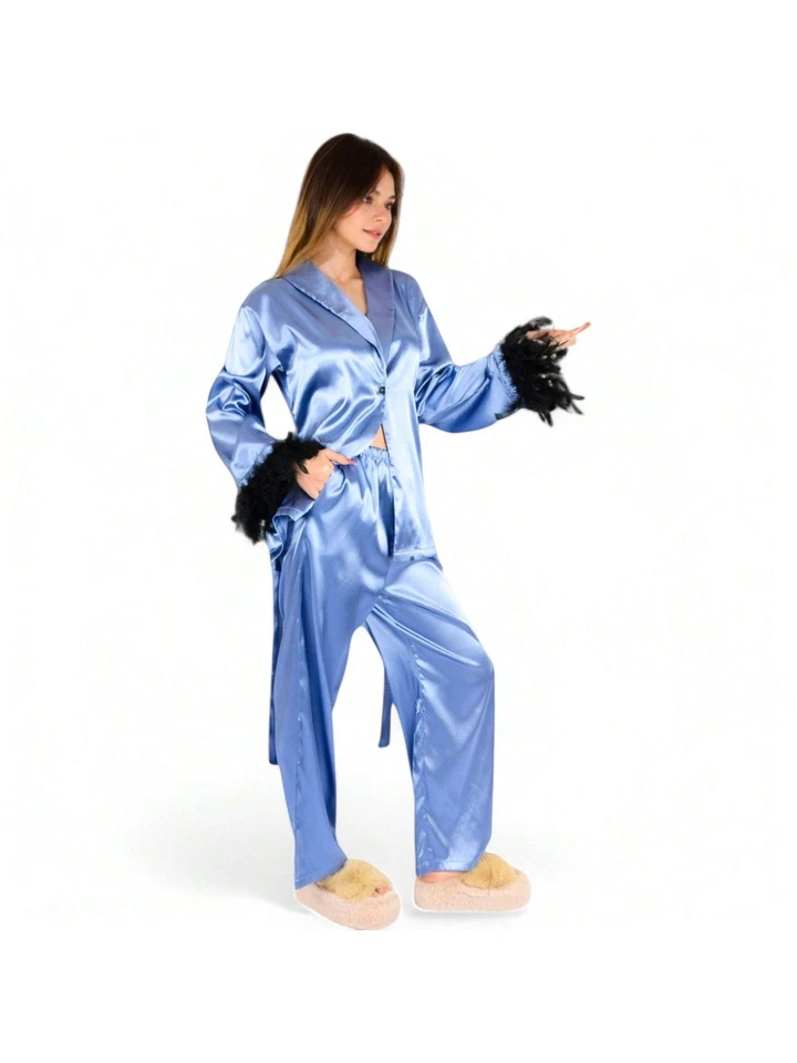 Conjunto de salón con botones y ribete de plumas satinadas para mujer con pantalones de pierna ancha Foto 4 de 4