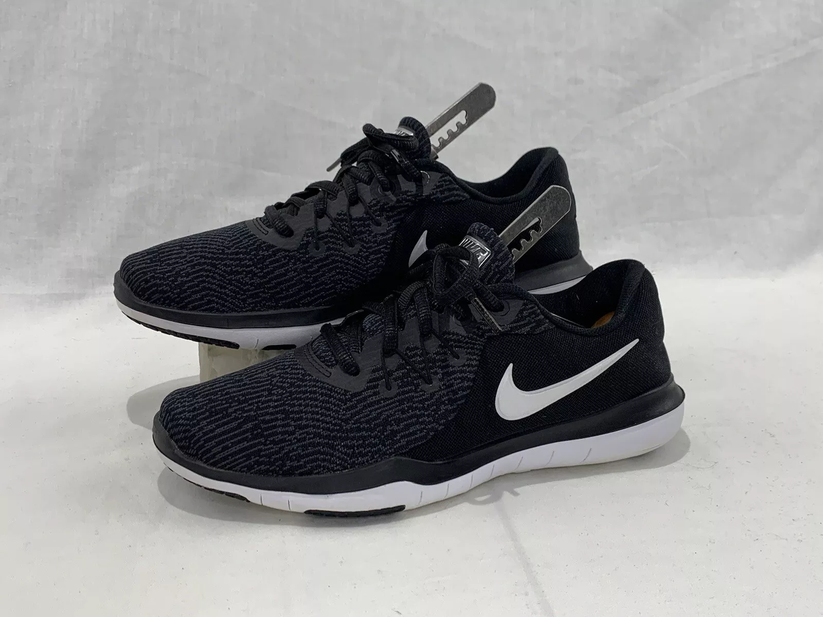 Chaussures d'entraînement Nike Flex Supreme TR 6 noir/blanc/argent pour femmes taille 7