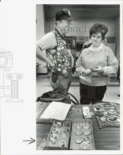 1987 Press Photo Fur Rondy Button Swap at Nunaka Valley School - lrb37972