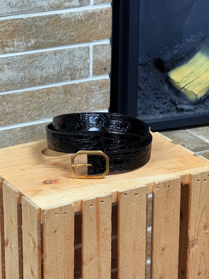 Cinto fino Saint Laurent armação em couro de crocodilo em relevo tamanho 95 cm - Imagem 2 de 4