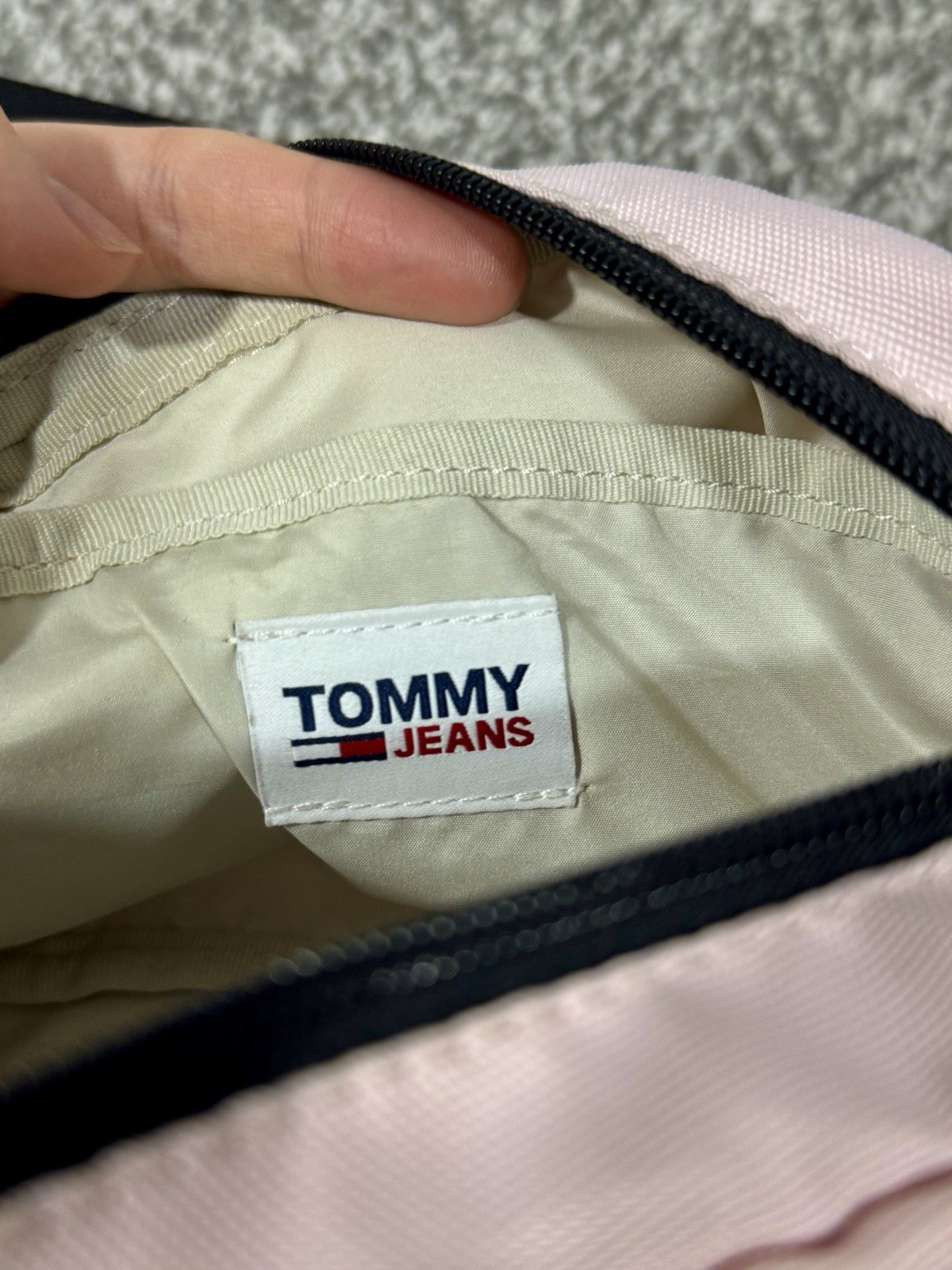 Tommy Jeans essential cross body bag image 9