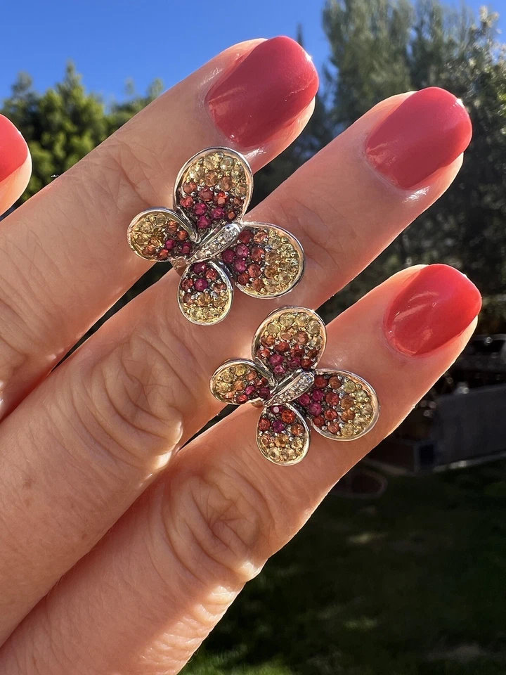 Pendientes mariposa de oro blanco de 14k con palanca trasera con zafiro multicolor Foto 3 de 4