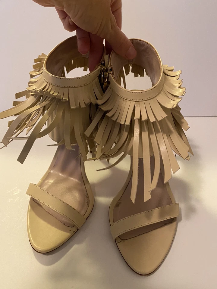 Zapatos de tacón de aguja con flecos Aparlei Elise talla 39 RP $795 correa para el tobillo desnudo Italia Foto 2 de 4