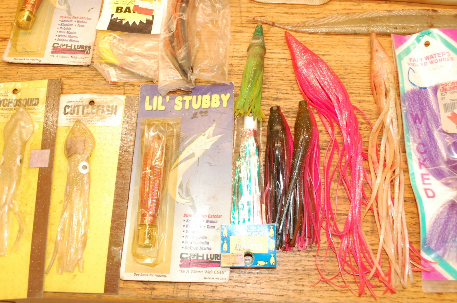 Variety Pack Saltwater Lures and Storage Sleeve - Image 3