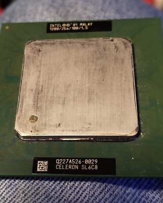 INTEL Celeron III - 1200 256 100- SL6C8 - Tualatin !