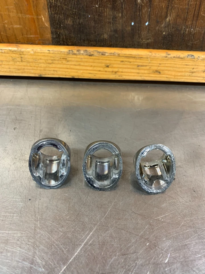 MG MGB • Conos de acabado de brazo limpiaparabrisas originales (x3) y tuercas. Usado.KMG1229 Foto 4 de 4