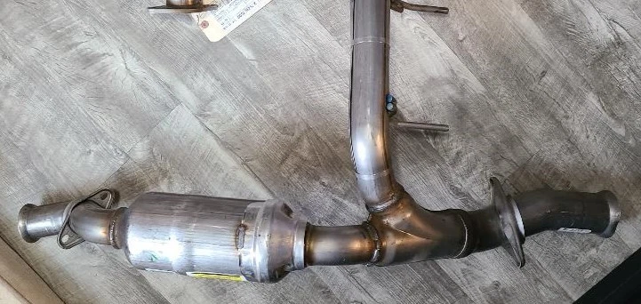 Convertidor catalítico original Ford NUEVO. JL3Z-5E212-H nunca instalado. LEER MÁS ABAJO. Foto 4 de 4