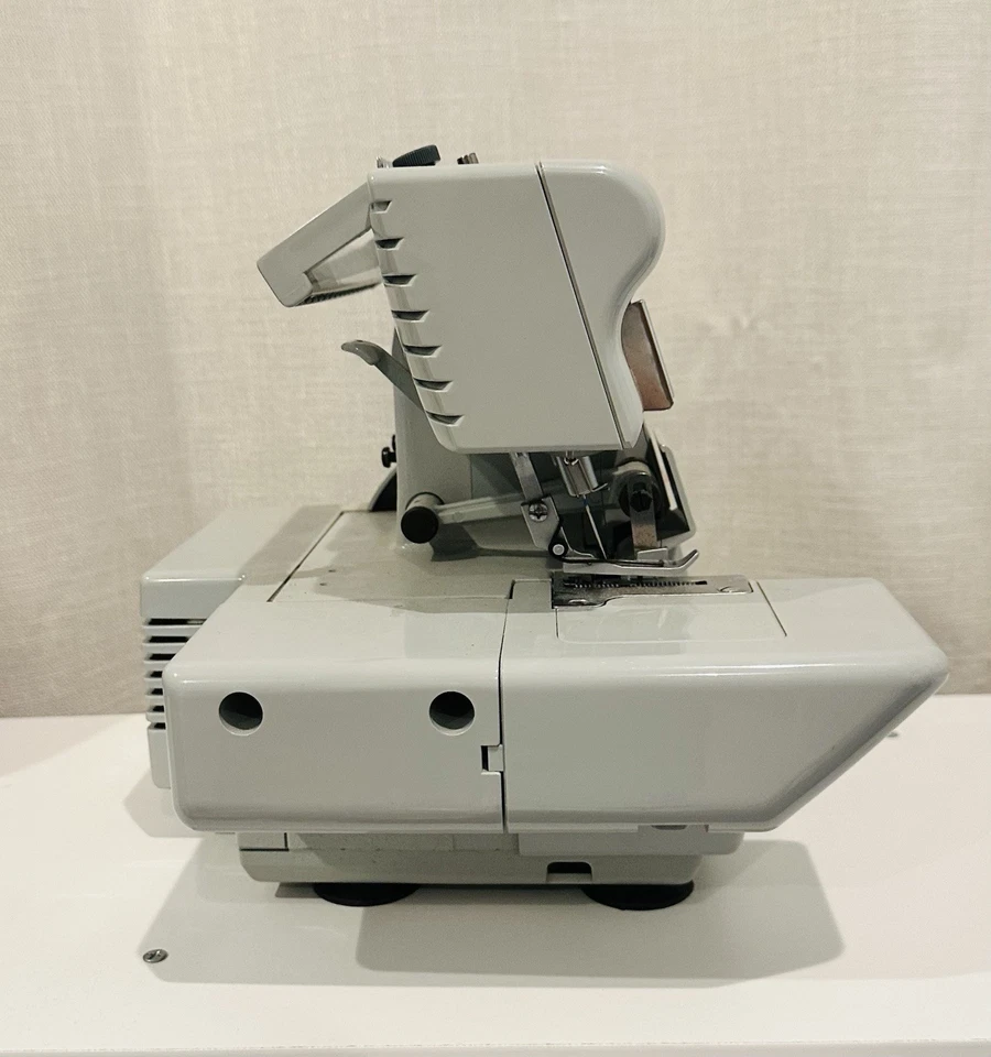 Singer Professional Pro4D Serger – Differential Feed – Powers On – As-Is - Image 2 of 4