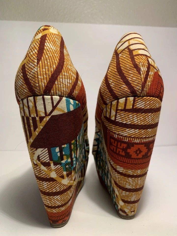 ALDO Forwood Estampado Tribal Africano Mujer Multi Punta Abierta Cuña Alto 4” Tacones 6 Foto 4 de 4