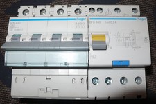 DISJONCTEUR TETRAPOLAIRE